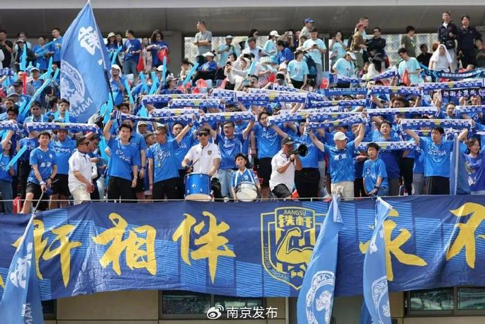  阿扎伦卡回归赛场，出色防守首场状态亮眼，勇士观众沸腾！-九游会